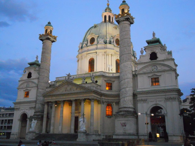 Karlskirche im Sommer 2012