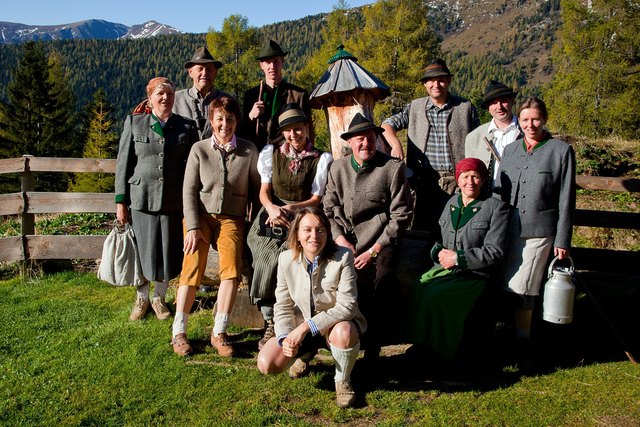Theater (er)wandern mit der Laiengruppe Einach und den Organisatoren Gertraud und Claudia Degold