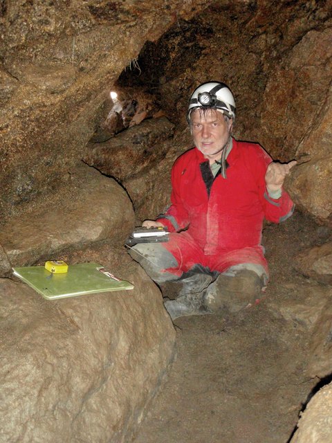 Der Erdstall in Altenfelden stammt aus dem Mittelalter. Im bild Erdstallexperte Josef Weichenberger. | Foto: Erhard Fritsch