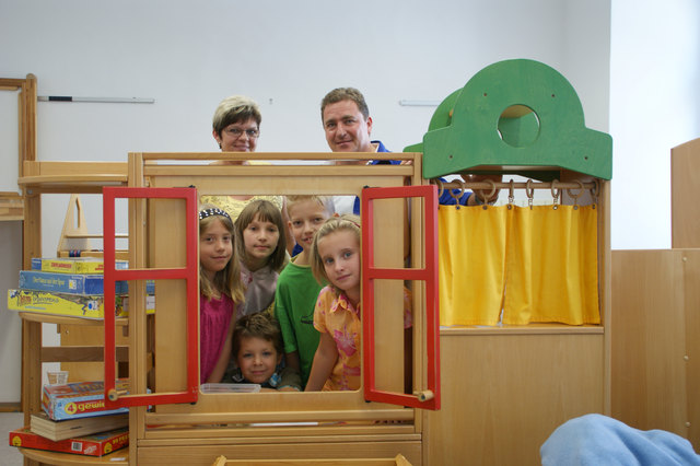 GR Karoline Winkler und Vizebgm. Robert Zodl testen gemeinsam mit den Kids die neue Spielecke.