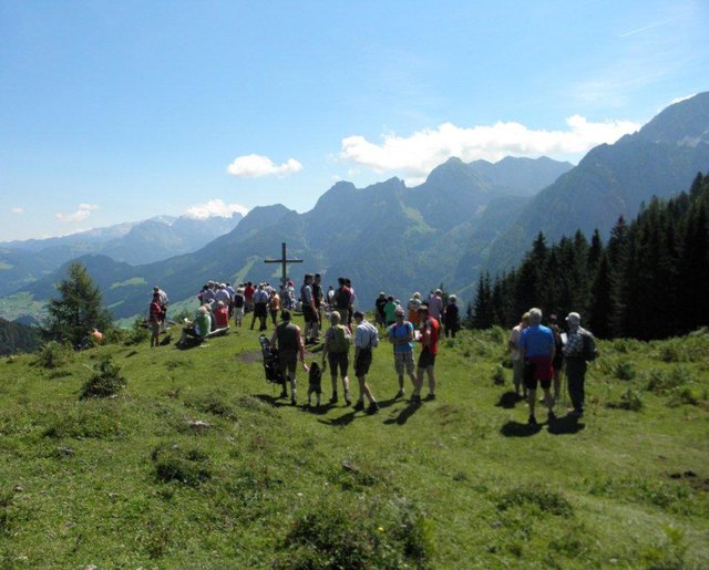 Am Weg zum Gipfelkreuz auf der Rocheralmhöhe in Abtenau. | Foto: Fam. Meisl - Bad Dürrnberg