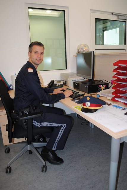 Oliver Dobianer beim Dienst auf der Wache: "Ich bin gerne Polizist - es ist ein abwechslungsreicher, spannender Beruf mit vielen facetten!"
