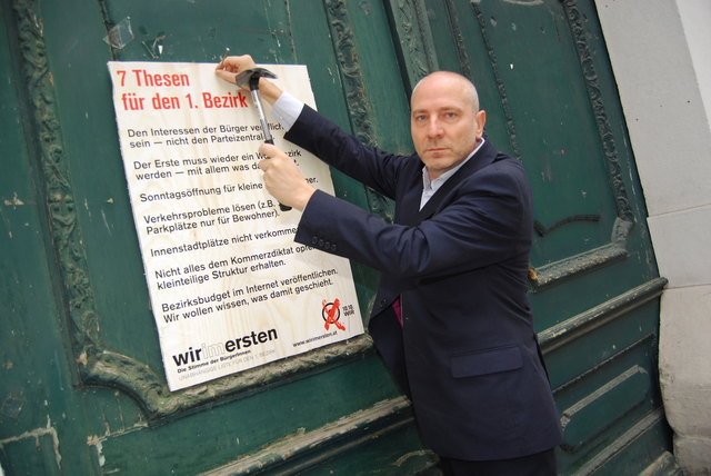 Karl Newole von "Wir im Ersten": Einzug durch die Tore des Alten Rathauses soll erschwert werden. | Foto: Baryli