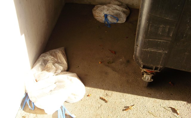 Für die tägliche Dreckvermehrung durch diesen Katzenhalter ist gesorgt;-((