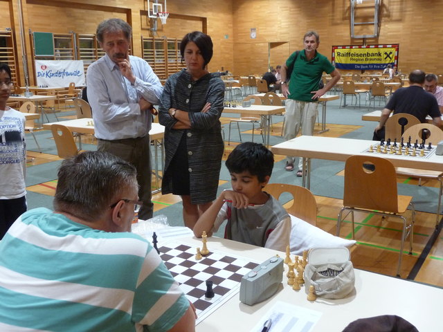 Vbgm Sonja Löffler beobachtet das Spiel des Seniorenweltmeisters