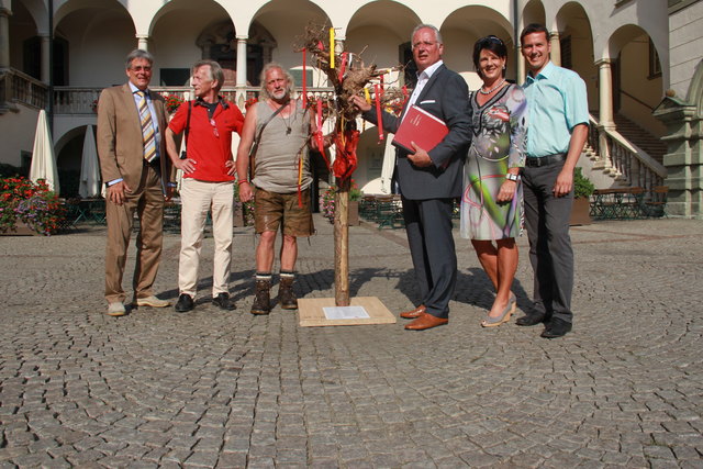 Als Zeichen des Protest gegen die FPK und um Neuwahlen voranzutreiben wurde heute auch die „Mazze“ von Gerhard Leeb und Josef Götz, die von SPÖ-Landesparteivorsitzendem LHStv. Peter Kaiser begrüßt wurden, im Landhaushof aufgestellt.