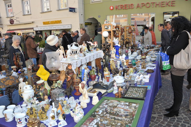 ein typischer Flohmarkt-Antiquitätenstand