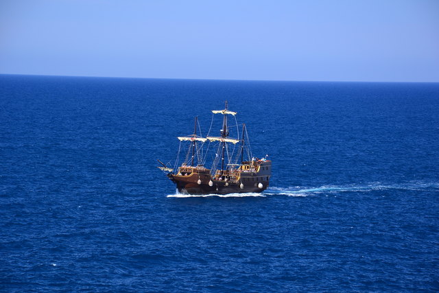 Eine Schiffahrt die ist lustig, eine Schiffahrt die ist schön,...