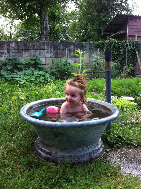 Dolak Mia geniesst den Urluab im Garten ! =)