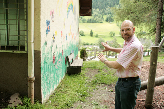 Der Geräteraum der VS-Turnhalle wird erweitert, ein Fluchtweg wird installiert - Ortschef Kandler klärt auf.