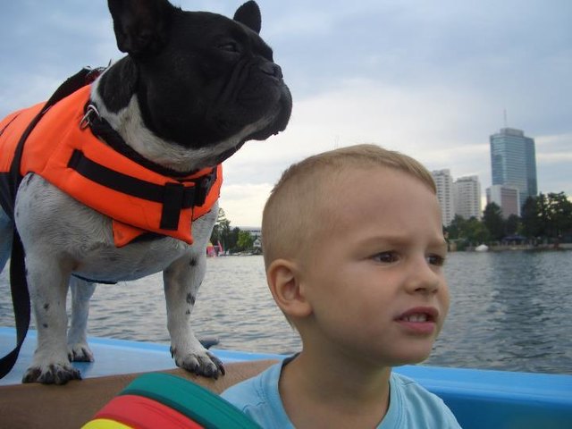 Jamie (4 Jahre) und Rocky bei der Bootsfahrt auf der Alten Donau