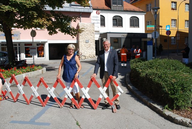 Aufhebung des Abbiegeverbots mit Bgm. Thomas Steiner und Stadtmarketing-Chefin Elisabeth Kröpfl | Foto: zVg