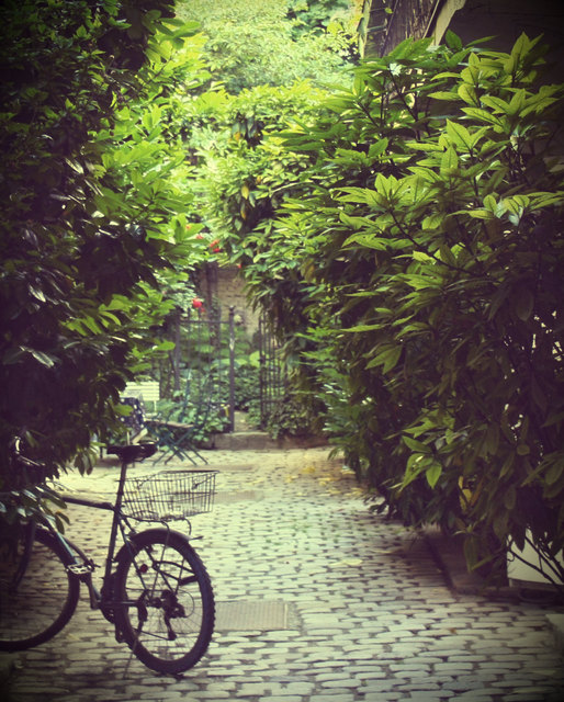 kleiner innenhof , in dem sich die sommerliche hitze  ertragen lässt (;