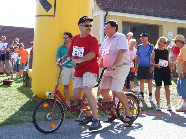Franz & Franz (Rabl und Gressl) als Tandem-Pacemaker beim Benefizlauf.