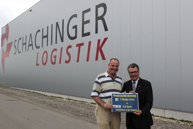 LA Hermann Haller und WK Bezirks-Obmann Peter Hopfeld in der Industriezone in Stockerau, wo große Betriebe angesiedelt werden konnten. | Foto: privat