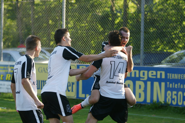 Torschütze Bernhard Putz (Nr.14) wird von seinen Mitspielern gefeiert.