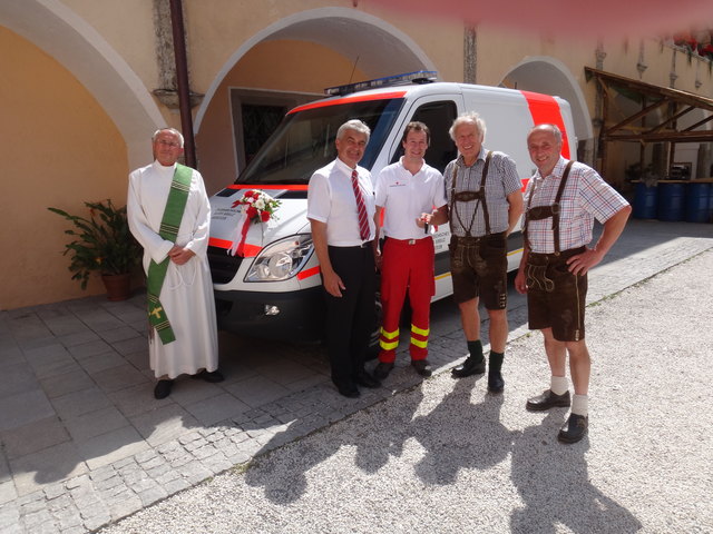 Diakon Burian, Bgm. Illmer, NFS Weißacher, Bgm. Maisl und Bgm-Stv. Leitinger (v.l.) vorm neuen Rettungswagen. | Foto: RK