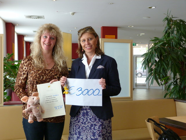 Manuela Schatz übergab die zweiten 3000 Euro an die Kinderkrebforschung des St. Anna Kinderspitales