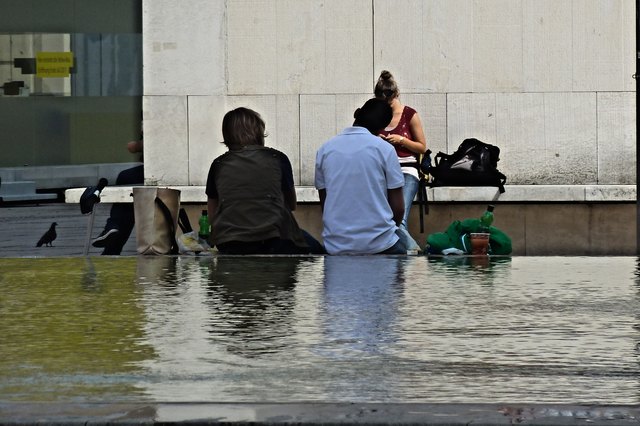 Peter, hast Du bei Deinem Wien-Besuch auch das Museumsquartier besucht? Dort gibt es nämlich auch so schön erfrischend wirkende Flach-Wasserbecken!