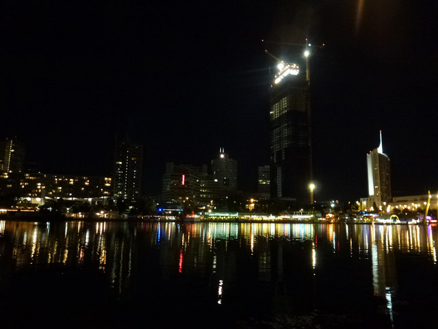 Copa Kagrana mit Wiener Skyline bei Nacht