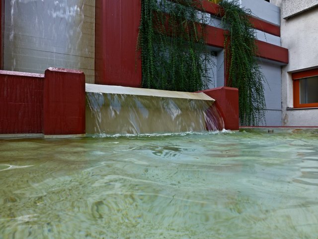 ..vermittelt dieser Brunnen den BewohnerInnen eines Wiener Pensionistenwohnhauses