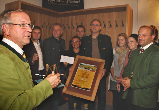 Siegreich in der Kategorie Handwerk: Die Kornberg-Designtischler bei der Preisverleihung.