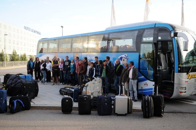 9.8.2012, 9 Uhr morgens: Der BEZIRKSBLÄTTER-TYROL TOURS-Luxusliner hat 26 ReiseteilnehmerInnen sicher zum Flughafen nach München gebracht. Jetzt geht's los!
