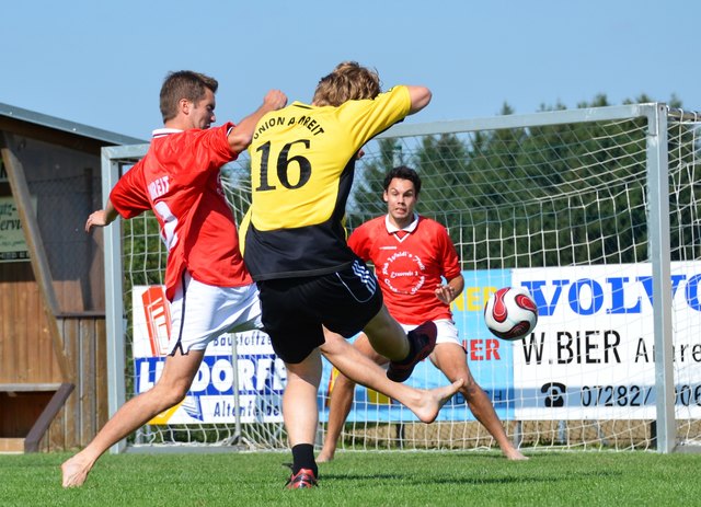 Die siegreichen "Biberbrüder" kämpfen mit dem zweitplatzierten Team "Gahleitner" um den Sieg im Fußball. | Foto: privat