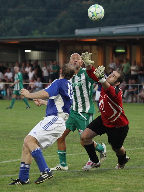 Im Mittelpunkt: Eduart Ahmetaj zog bei Straden die Fäden, Hofs Goalie Gerhard Schmerböck verhinderte eine höhere Niederlage. Foto: WOCHE