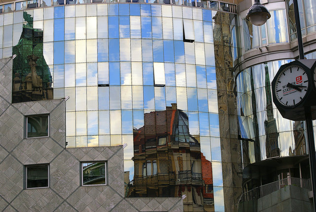 Spiegelungen am Stephansplatz