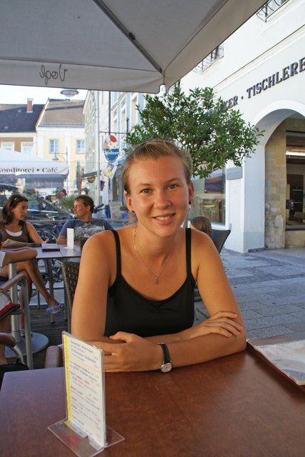 Verena Rösslhumer aus Pupping im Gespräch mit der BezirksRundschau im Café Vogl am Eferdinger Stadtplatz. | Foto: Aichinger