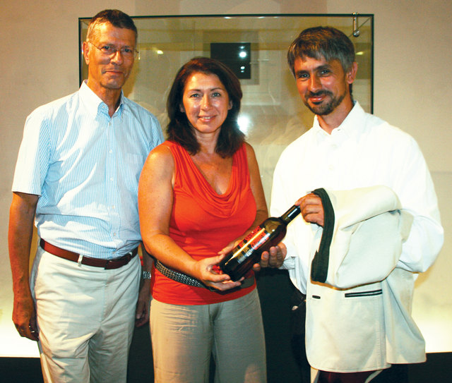 Bruno Ölsböck, Eveline Sampl-Schiestl (beide „Celtic Heritage“) und Thomas Stöllner mit einer Flasche Keltenwein.