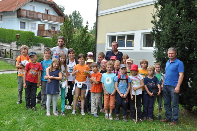 Philipp Roithinger, Johann Hofinger und Bürgermeister Erwin Diermayr mit den jungem Fährtenlesern. | Foto: Rosenauer