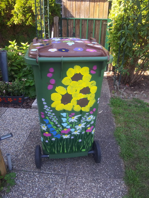 mein design meiner mit wiesenblumen bemalte biotonne bringt auch sommerfeeling am stadtrand