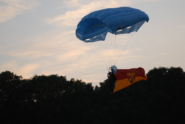 Überbringung der Fahne per Fallschirmsprung beim 19. Bundesfeuerwehrjugendleistungsbewerbes in Pinkafeld am 24. August 2012