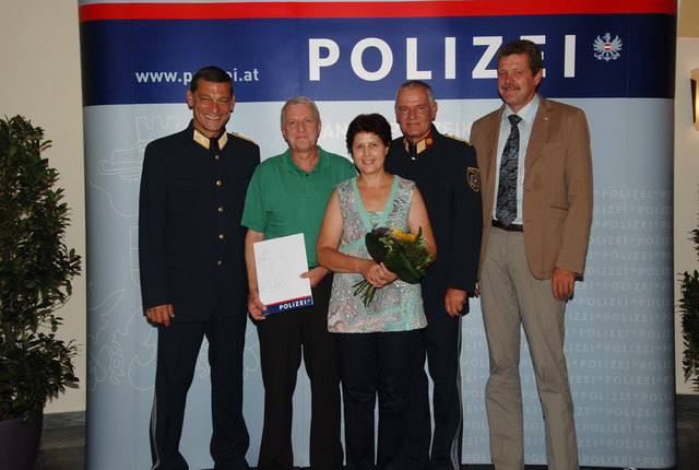 Landespolizeikommandant Generalmajor Mag. Helmut Tomac, Bezirksinspektor iR Egon Nigg mit Gattin, Bezirkspolizeikommandant Oberstleutnant Werner Hauser und BH Dr. Markus Maaß.