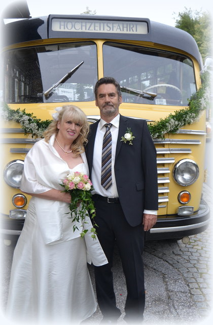 ...heute um 10.40h haben wir uns im Schloss Mirabell vermählt. LG Emma & Franz