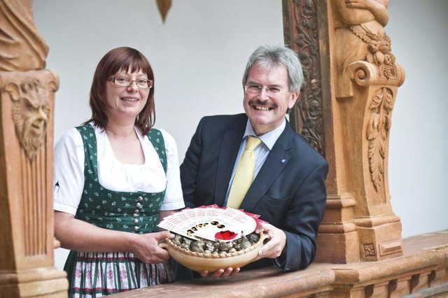 Bettina Schindler (Schallaburg) im Schallaburg-Dirndl präsentiert mit Landesrat Mag. Karl Wilfing die ersten Zwiebel der Schallaburg-Tulpe. | Foto: www.photo-graphic.art.at