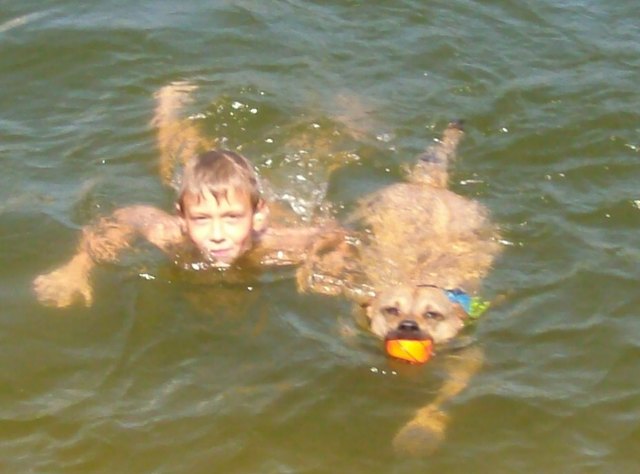 Badespaß pur/Donauinsel Phillip mit Laika