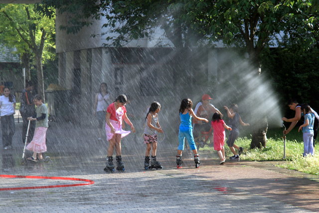 glückliche kinder im gemeindebau