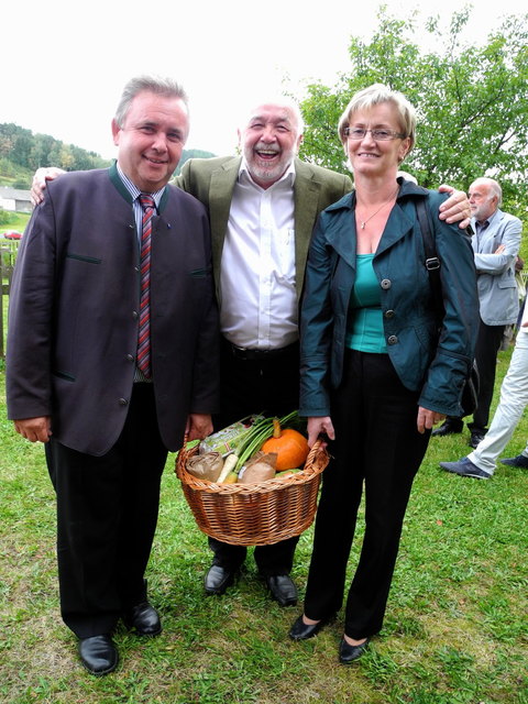 Er liebt die Kunst, die Kraft erfordert: Das passende Gastgeschenk brachten Franz Mold und Melitta Baumgartner.