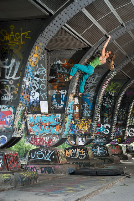 Während andere sich mit Badespaß beglücken, klettern manche im Sommer lieber auf Brücken.