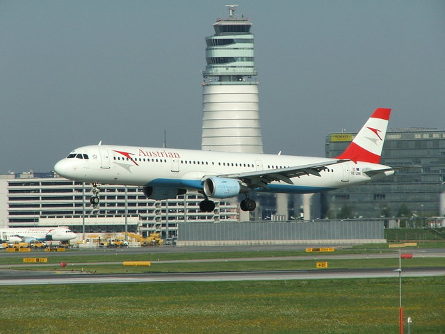 Flugzeug vor dem Turm...