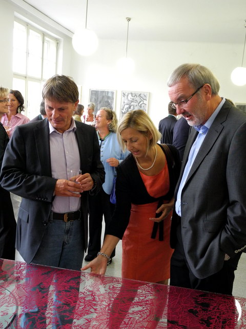 Alte Schule voller moderner Kunst: Kunst, Politik und Wirtschaft sollen sich finden.