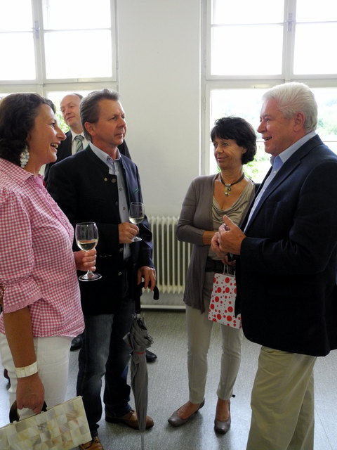 Plaudern über Kunst: Wenn plötzlich das Atelier zur Partyzone wird.