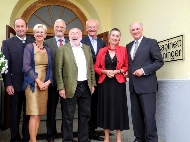 Ich lade gern mir Gäste ein: LH Dr. Erwin Pröll (re.) eröffnete das Grafik-Kabinett von Erich Steininger (Mitte) in der ehemaligen Volksschule Kirchbach.