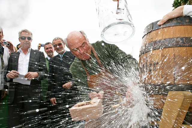 Bieranstich durch LH Dr. Ewin Pröll