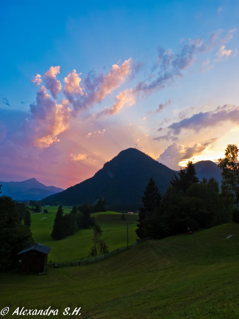 die Sonne senkt sich hinter dem Lehrberg