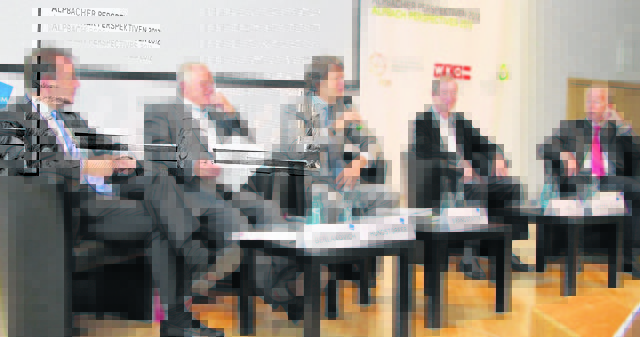 Berlakovich (l.), Hundstorfer, Mitterlehner (r.), WKO-Chef Leitl (2. v. r.) und Moderator Brandstätter