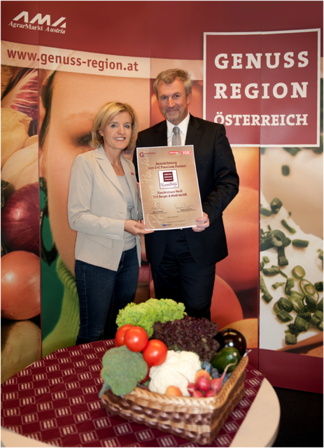 BU
Margareta Reichsthaler – Obfrau der GENUSS  REGION ÖSTERREICH und der Geschäftsführer des Handelshauses Wedl – Mag. Walter Wallner bei der Vertragsunterzeichnung | Foto: Grabenbauer